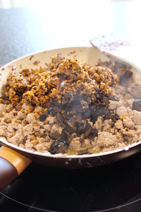 zuiders gevulde paprika met quinoa - olijven en quinoa toevoegen