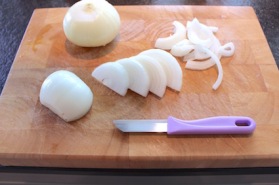 Homemade uienBhaji's - uien snijden in fijne sliertjes